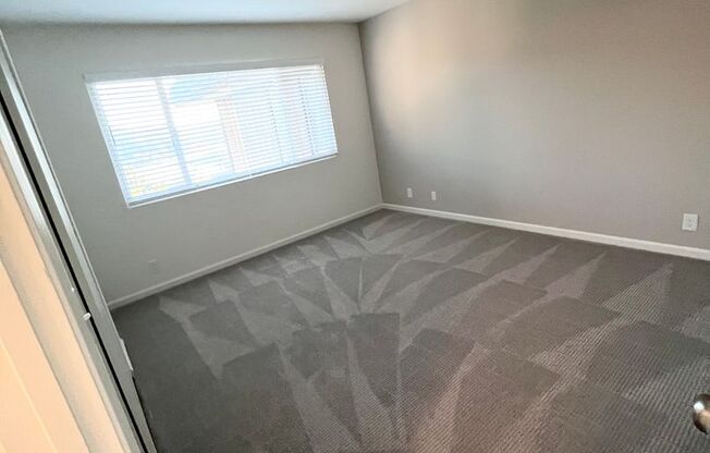 Bright, Cheery and Newly Renovated 2x1 behind Bon Air!