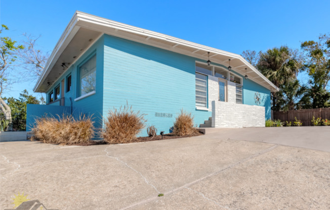 8 FOUNTAINEBLEAU CIR