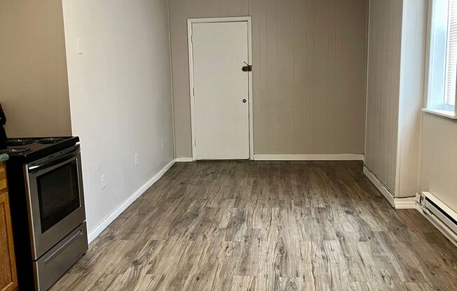 Studio, 1 bath, 320 sqft, $755, Unit 15