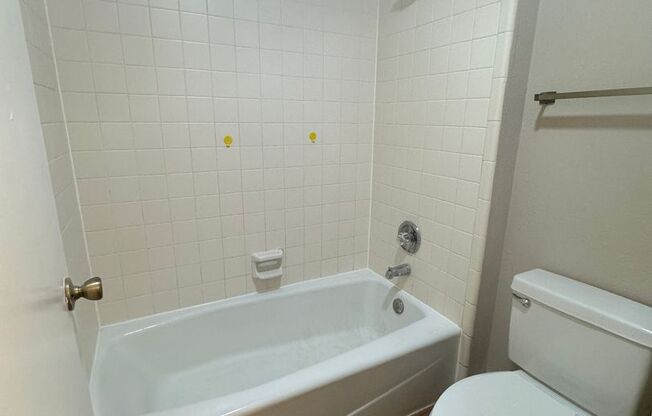 3 beds, 2 baths, $1,549, Unit A