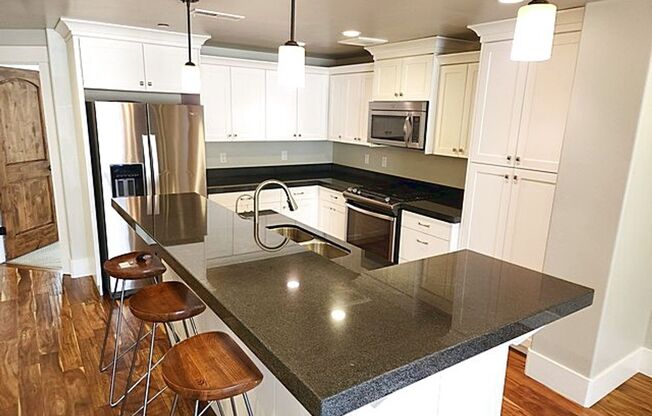 Well Appointed Townhome with Amenities