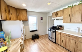2 beds, 1 bath, $2,400, Unit 2