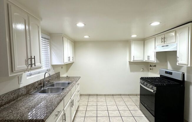 Lower Level Rose Park 3 Bedroom Apt With Private Patio