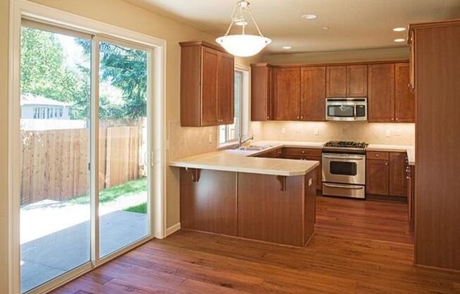 Beautiful 4 Bedroom Home In Garden Home Area!
