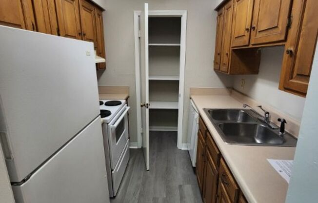 2 beds, 1 bath, 880 sqft, $775, Unit 109 Barton Street #08