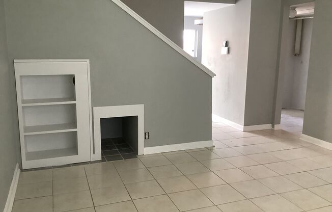 Beautiful 2 bedroom 2.5 bath condo with an attached garage, located in central Lakeland.
