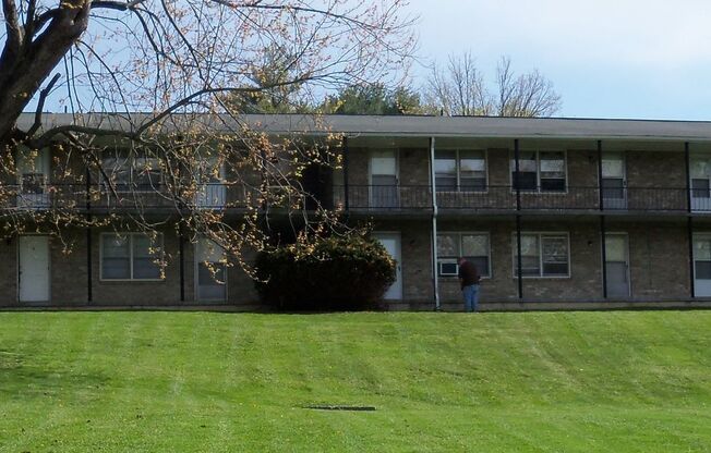 1 bed, 1 bath, 500 sqft, $1,130, Unit R-8