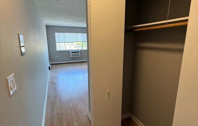 1 Bedroom/1 Bath Unit Close to Transportation!