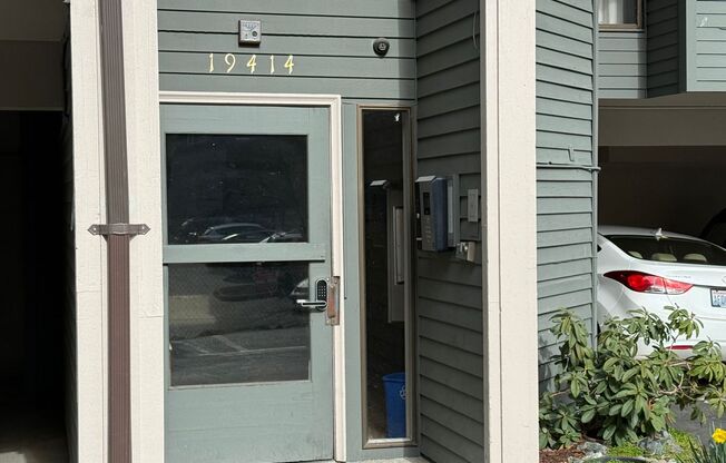 Beautiful 2 bed, 1 bath Shoreline Condo, $1850/mo.