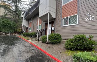 Cozy 1 bed 1 bath in Downtown Issaquah. Available now!