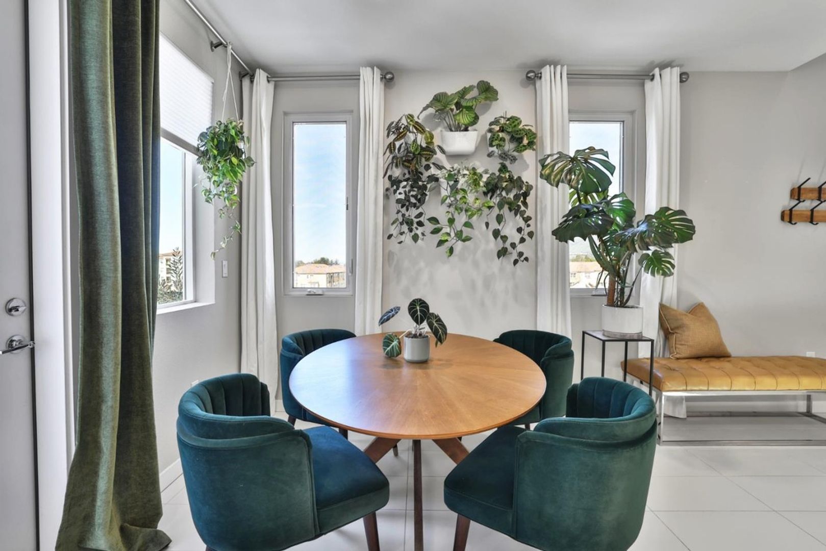 Milpitas Penthouse Condo 2 bed / 2 bath, modern and spacious, Close to 880/680 and BART