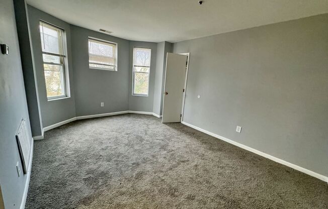 3 beds, 1 bath, $1,325, Unit 3C