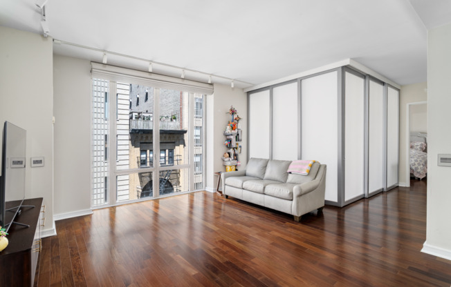 130 W 19 ST