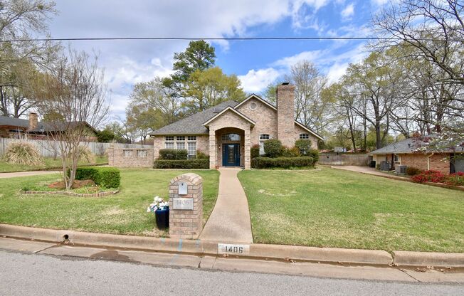 Stunning Home in the Heart of Tyler! 3bd 2.5 bath!