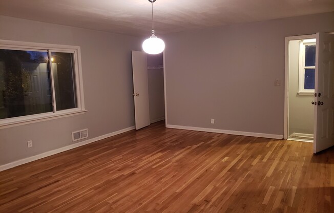 3 beds, 1 bath, 1,033 sqft, $875