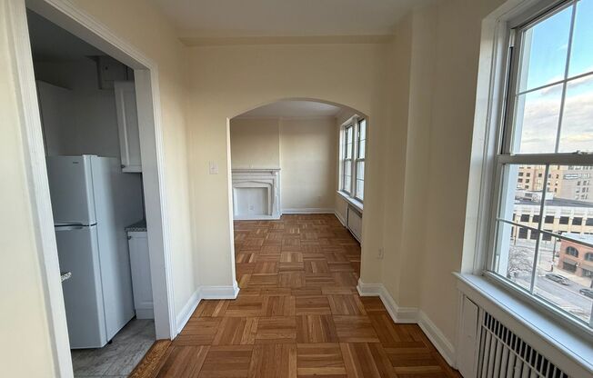 Studio, 1 bath, 413 sqft, $1,425, Unit Royal York 415