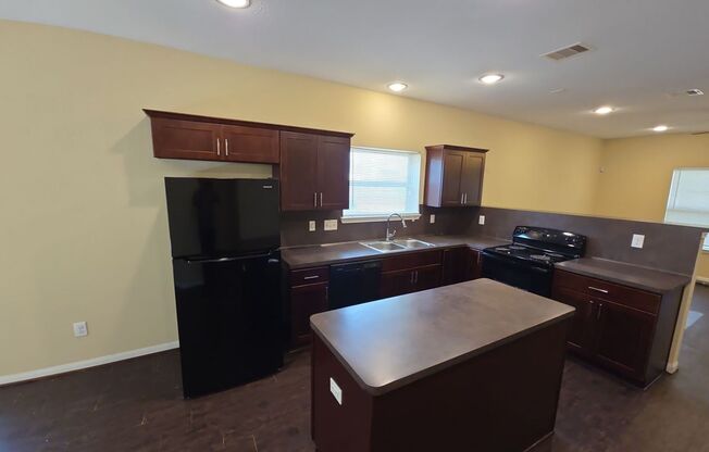 3 beds, 2.5 baths, 1,594 sqft, $1,495, Unit Unit B