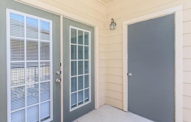 1 bed, 1 bath, 727 sqft, $989