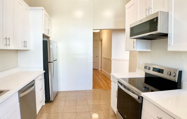 3BR/2BA W/ Remodeled Kitchen. DISHWASHER! IN-UNIT LAUNDRY! PARKING!