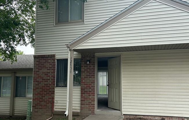 2 beds, 1 bath, 869 sqft, $1,139, Unit 12723T