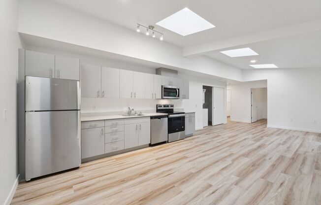 2 beds, 1 bath, 913 sqft, $2,595, Unit 136