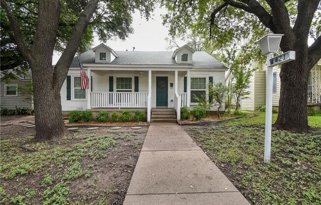 ADORABLE BUNGALOW LOCATED IN ARLINGTON HEIGHTS!