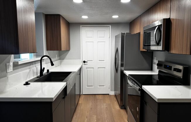 1 bed, 1 bath, 704 sqft, $2,330, Unit 657