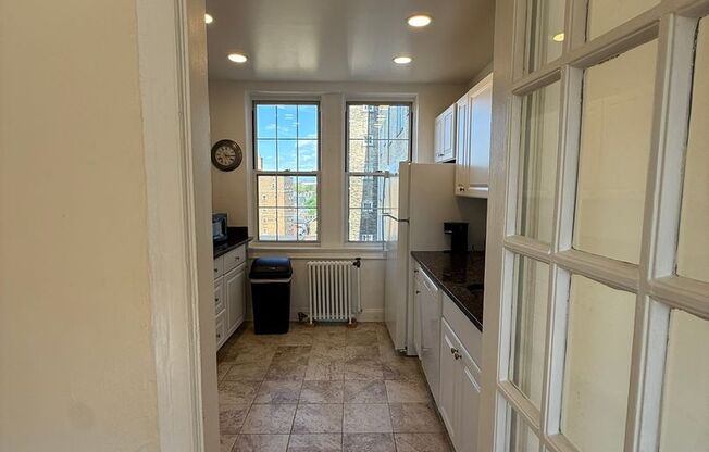 2 beds, 2 baths, 1,303 sqft, $3,000, Unit New King Edward  607