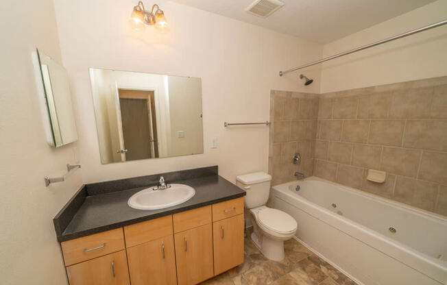 Bathroom With Jet Bathtub at Lynbrook Apartment Homes and Townhomes, Elkhorn, NE, 68022