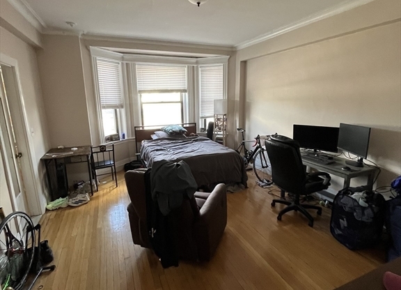 Studio, 1 bath, 350 sqft, $2,300, Unit 34