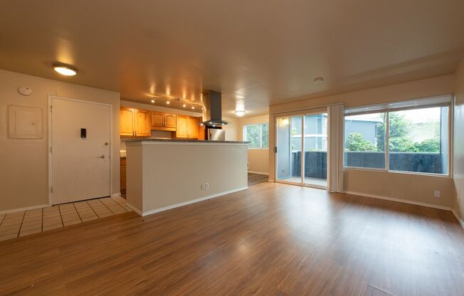 Updated Large 1 bed 1 bath Updated Unit in Convenient Renton Location!!