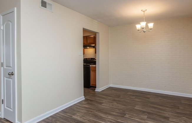 2 beds, 1 bath, 715 sqft, $918