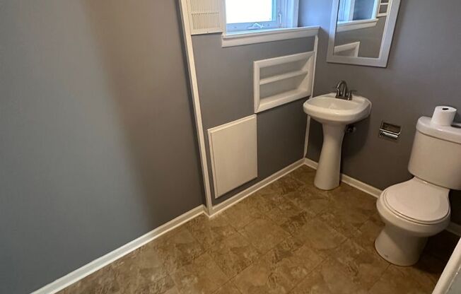 $1495 - 3 bedroom/ 1.5 bathroom - Beautiful and Spacious Home!