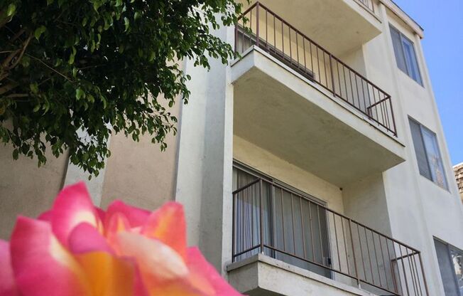 Classic West Hollywood area Apartment complex Walking Distance to Cedar Sinai