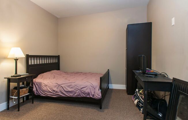 3 beds, 2 baths, 1,130 sqft, $2,050, Unit Jane 301