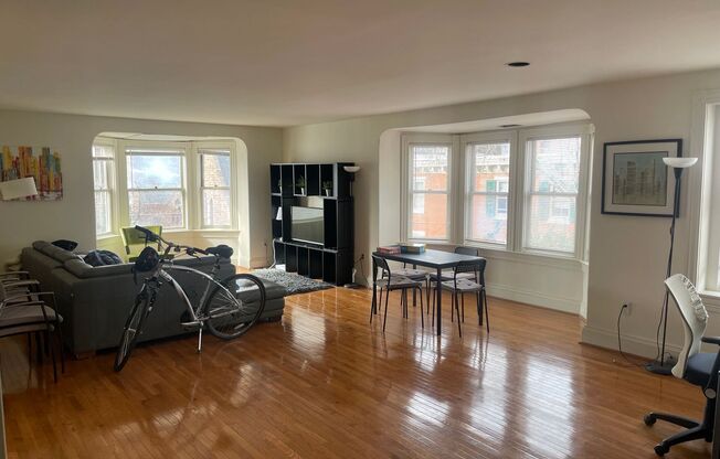 Spacious 2BR/2BTH Flat w/ HW Floors, A/C, D/W, W/D AVAILABLE JULY 10