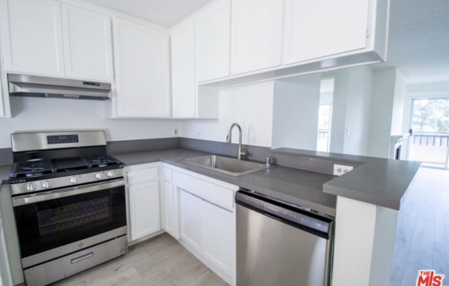 Bright hardwood floor apartments! *Fireplaces* *Gated Parking* *Stone Countertops* *Stainless Steel Appliances*