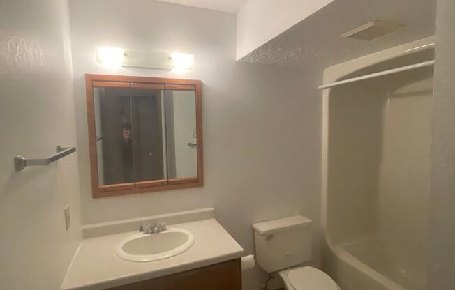 2 beds, 1 bath, 850 sqft, $750, Unit 701 - 14A