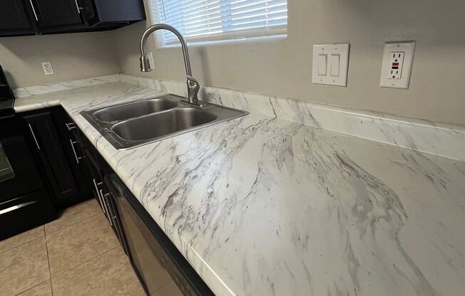 Two Bedroom / I17 Freeway Access