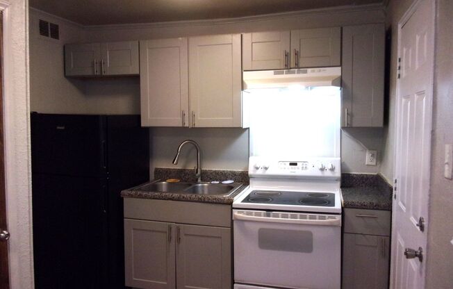 2 Bedroom 1 Bath Townhome Minutes to Uptown Charlotte - Recently Renovated