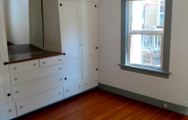 2 beds, 1 bath, $2,300