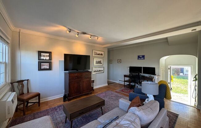 Charming 1 Bed 1 Bath End Unit Condo In Amenity-Filled Parkfairfax