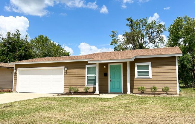 Recent Construction 3/2/2 Home in Lake Jackson !