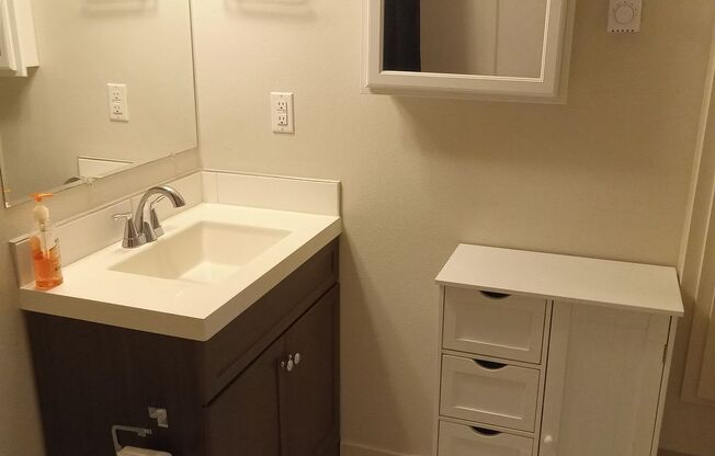 Studio, 1 bath, $1,095, Unit Unit B