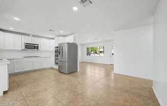 2601 E DAHLIA DR