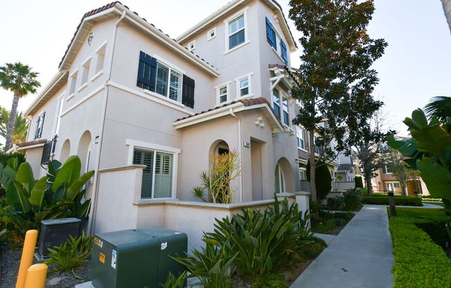 4BED/3.5BATH Townhouse in the Village at the Park in Camarillo