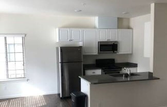 1 bed, 1 bath, 710 sqft, $1,550, Unit J106