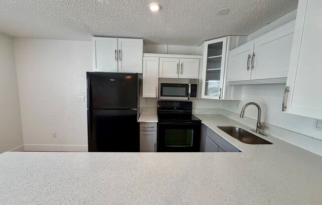 2 beds, 1 bath, 889 sqft, $1,699, Unit 10-5215