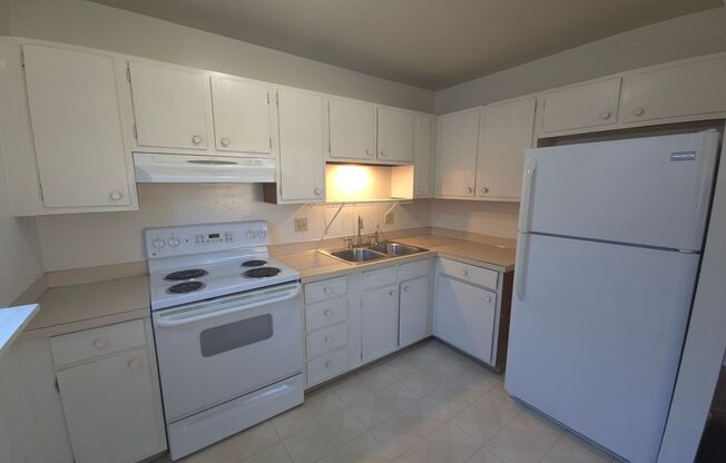 2 beds, 1 bath, $1,800, Unit 6