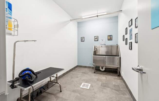 A room with a table, a bench, and a machine.